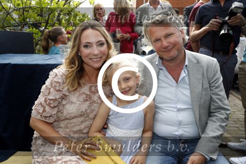 Amsterdam 9 mei 2016 
Presentatie boek Jet van Nieuwkerk bij de westergasfabriek.
May-Britt Mobach met man en dochter