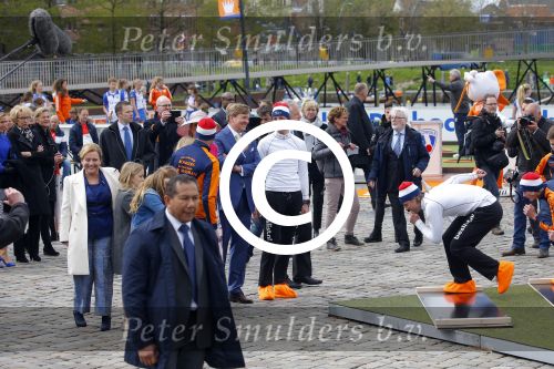 Zwolle 27 april 2016
Koningsdag in Zwolle met Koning Willem Alexander Koningin Maxima Prinses Amalia Ariane Alexia Prins Constantijn Prinses Laurentien Prins Maurits Prinses Marilene Prins Bernhard Prinses Annette Prins Pieter Christiaan Prinses Anita Prins Floris en Prinses Aimee. Michiel en Ronald Mulder