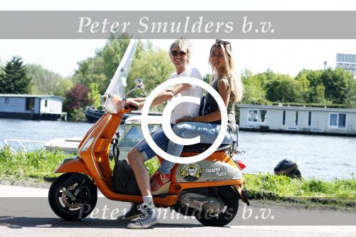 Amsterdam 7 mei 2016 
Michelle van Nood en haar vriend Koen Brouwer op hun vespa scooter. Michelle en Koen zijn de populaire deelnemers aan het RTL programma SOS survival of the Sexes