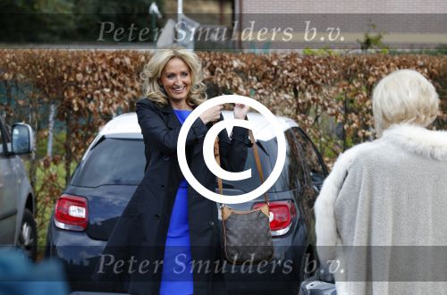 Blaricum 26 april 2016
Natasja Froger krijgt lintje voor al haar verdiensten voor onze samenleving. Haar man Rene  familie vader  moeder en vriendinnen zijn er natuurlijk bij.