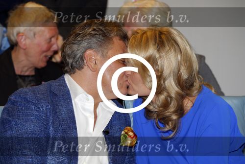 Blaricum 26 april 2016
Natasja Froger krijgt lintje voor al haar verdiensten voor onze samenleving. Haar man Rene  familie vader  moeder en vriendinnen zijn er natuurlijk bij.