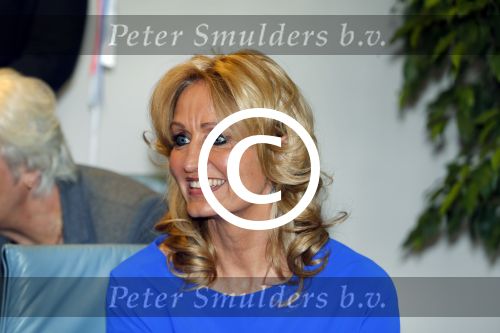 Blaricum 26 april 2016
Natasja Froger krijgt lintje voor al haar verdiensten voor onze samenleving. Haar man Rene  familie vader  moeder en vriendinnen zijn er natuurlijk bij.