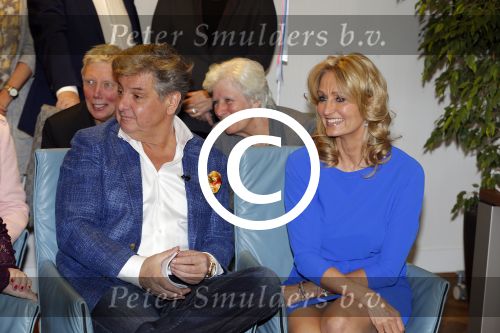 Blaricum 26 april 2016
Natasja Froger krijgt lintje voor al haar verdiensten voor onze samenleving. Haar man Rene  familie vader  moeder en vriendinnen zijn er natuurlijk bij.