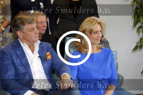Blaricum 26 april 2016
Natasja Froger krijgt lintje voor al haar verdiensten voor onze samenleving. Haar man Rene  familie vader  moeder en vriendinnen zijn er natuurlijk bij.