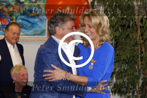 Blaricum 26 april 2016
Natasja Froger krijgt lintje voor al haar verdiensten voor onze samenleving. Haar man Rene  familie vader  moeder en vriendinnen zijn er natuurlijk bij.