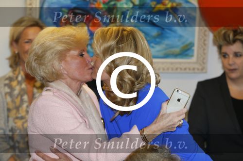 Blaricum 26 april 2016
Natasja Froger krijgt lintje voor al haar verdiensten voor onze samenleving. Haar man Rene  familie vader  moeder en vriendinnen zijn er natuurlijk bij.