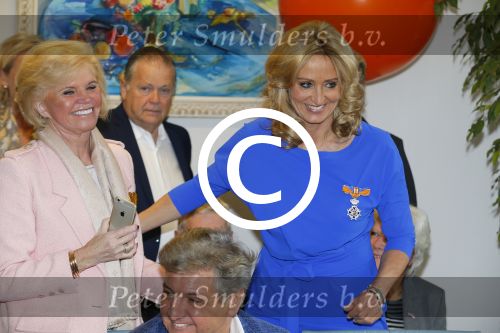 Blaricum 26 april 2016
Natasja Froger krijgt lintje voor al haar verdiensten voor onze samenleving. Haar man Rene  familie vader  moeder en vriendinnen zijn er natuurlijk bij.