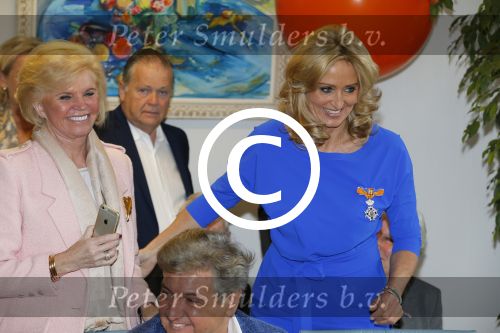 Blaricum 26 april 2016
Natasja Froger krijgt lintje voor al haar verdiensten voor onze samenleving. Haar man Rene  familie vader  moeder en vriendinnen zijn er natuurlijk bij.