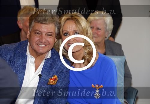 Blaricum 26 april 2016
Natasja Froger krijgt lintje voor al haar verdiensten voor onze samenleving. Haar man Rene  familie vader  moeder en vriendinnen zijn er natuurlijk bij.