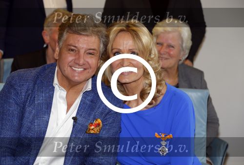 Blaricum 26 april 2016
Natasja Froger krijgt lintje voor al haar verdiensten voor onze samenleving. Haar man Rene  familie vader  moeder en vriendinnen zijn er natuurlijk bij.