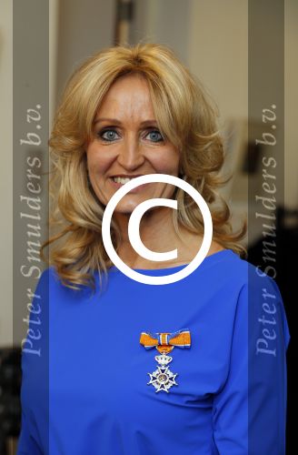 Blaricum 26 april 2016
Natasja Froger krijgt lintje voor al haar verdiensten voor onze samenleving. Haar man Rene  familie vader  moeder en vriendinnen zijn er natuurlijk bij.
