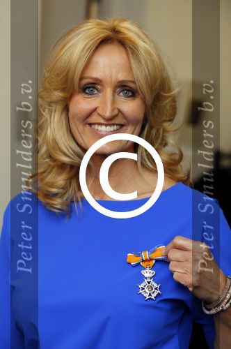 Blaricum 26 april 2016
Natasja Froger krijgt lintje voor al haar verdiensten voor onze samenleving. Haar man Rene  familie vader  moeder en vriendinnen zijn er natuurlijk bij.