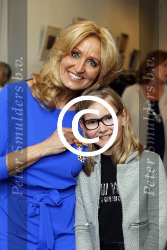Blaricum 26 april 2016
Natasja Froger krijgt lintje voor al haar verdiensten voor onze samenleving. Haar man Rene  familie vader  moeder en vriendinnen zijn er natuurlijk bij.