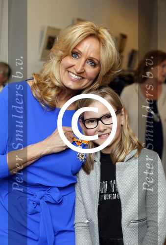 Blaricum 26 april 2016
Natasja Froger krijgt lintje voor al haar verdiensten voor onze samenleving. Haar man Rene  familie vader  moeder en vriendinnen zijn er natuurlijk bij.