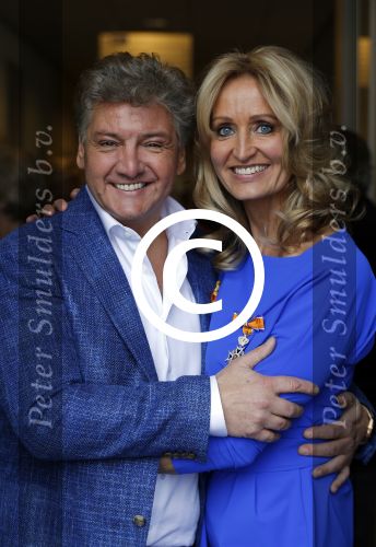 Blaricum 26 april 2016
Natasja Froger krijgt lintje voor al haar verdiensten voor onze samenleving. Haar man Rene  familie vader  moeder en vriendinnen zijn er natuurlijk bij.