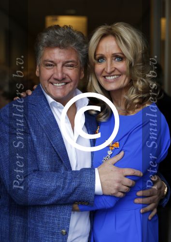 Blaricum 26 april 2016
Natasja Froger krijgt lintje voor al haar verdiensten voor onze samenleving. Haar man Rene  familie vader  moeder en vriendinnen zijn er natuurlijk bij.