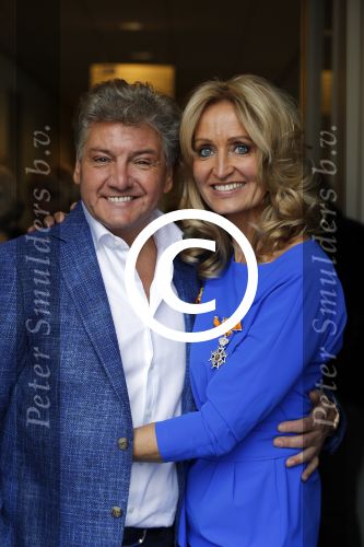 Blaricum 26 april 2016
Natasja Froger krijgt lintje voor al haar verdiensten voor onze samenleving. Haar man Rene  familie vader  moeder en vriendinnen zijn er natuurlijk bij.
