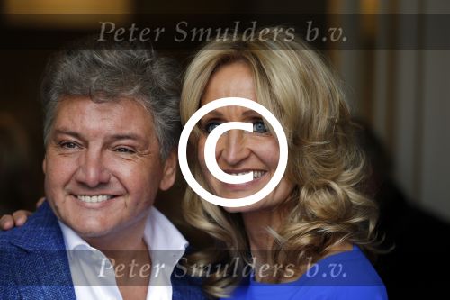 Blaricum 26 april 2016
Natasja Froger krijgt lintje voor al haar verdiensten voor onze samenleving. Haar man Rene  familie vader  moeder en vriendinnen zijn er natuurlijk bij.