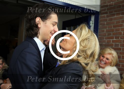 Blaricum 26 april 2016
Natasja Froger krijgt lintje voor al haar verdiensten voor onze samenleving. Haar man Rene  familie vader  moeder en vriendinnen zijn er natuurlijk bij.