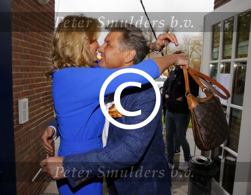 Blaricum 26 april 2016
Natasja Froger krijgt lintje voor al haar verdiensten voor onze samenleving. Haar man Rene  familie vader  moeder en vriendinnen zijn er natuurlijk bij.