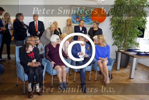 Blaricum 26 april 2016
Natasja Froger krijgt lintje voor al haar verdiensten voor onze samenleving. Haar man Rene  familie vader  moeder en vriendinnen zijn er natuurlijk bij.