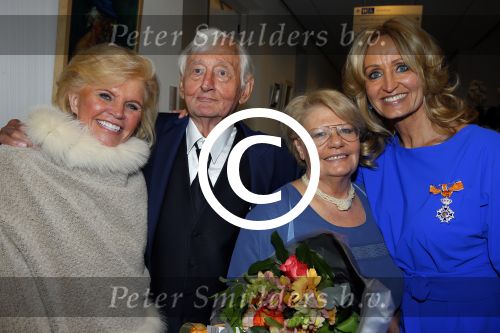 Blaricum 26 april 2016
Natasja Froger krijgt lintje voor al haar verdiensten voor onze samenleving. Haar man Rene  familie vader  moeder en vriendinnen zijn er natuurlijk bij.