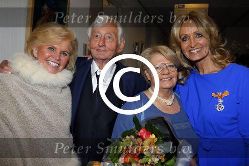 Blaricum 26 april 2016
Natasja Froger krijgt lintje voor al haar verdiensten voor onze samenleving. Haar man Rene  familie vader  moeder en vriendinnen zijn er natuurlijk bij.