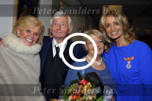 Blaricum 26 april 2016
Natasja Froger krijgt lintje voor al haar verdiensten voor onze samenleving. Haar man Rene  familie vader  moeder en vriendinnen zijn er natuurlijk bij.
