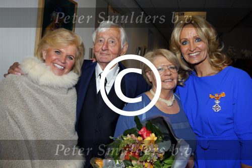 Blaricum 26 april 2016
Natasja Froger krijgt lintje voor al haar verdiensten voor onze samenleving. Haar man Rene  familie vader  moeder en vriendinnen zijn er natuurlijk bij.