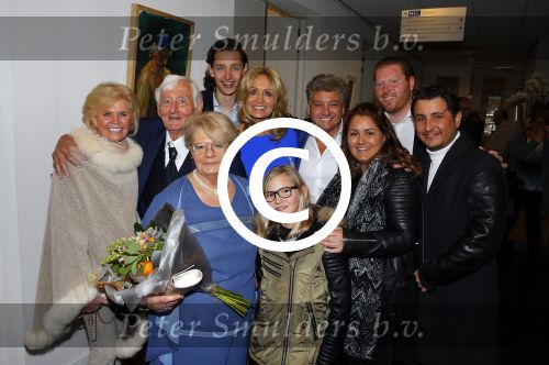 Blaricum 26 april 2016
Natasja Froger krijgt lintje voor al haar verdiensten voor onze samenleving. Haar man Rene  familie vader  moeder en vriendinnen zijn er natuurlijk bij.