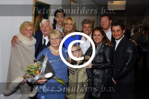 Blaricum 26 april 2016
Natasja Froger krijgt lintje voor al haar verdiensten voor onze samenleving. Haar man Rene  familie vader  moeder en vriendinnen zijn er natuurlijk bij.