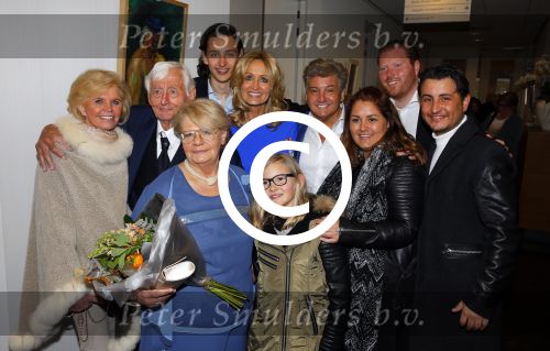 Blaricum 26 april 2016
Natasja Froger krijgt lintje voor al haar verdiensten voor onze samenleving. Haar man Rene  familie vader  moeder en vriendinnen zijn er natuurlijk bij.