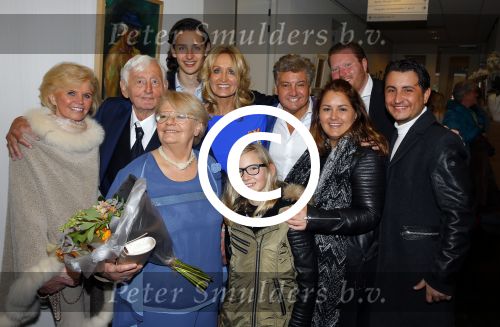 Blaricum 26 april 2016
Natasja Froger krijgt lintje voor al haar verdiensten voor onze samenleving. Haar man Rene  familie vader  moeder en vriendinnen zijn er natuurlijk bij.