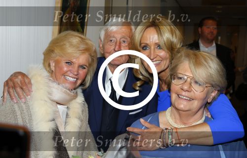 Blaricum 26 april 2016
Natasja Froger krijgt lintje voor al haar verdiensten voor onze samenleving. Haar man Rene  familie vader  moeder en vriendinnen zijn er natuurlijk bij.