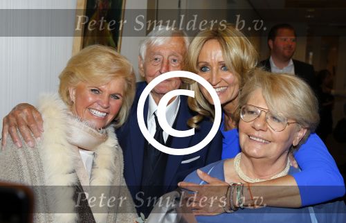 Blaricum 26 april 2016
Natasja Froger krijgt lintje voor al haar verdiensten voor onze samenleving. Haar man Rene  familie vader  moeder en vriendinnen zijn er natuurlijk bij.