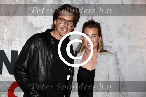Amsterdam 6 mei 2016
Wereldpremiere van Armin v Buuren, Armin Only Embrace in het ziggo dome.
Armin kwam met zijn vrouw over de rode loper binnen. Nick Nielsen met vriendin