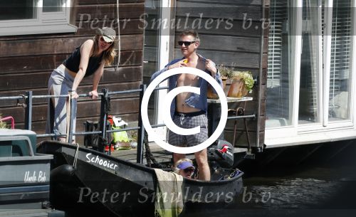 Amsterdam 7 mei 2016 
Barry Atsma en Noortje Herlaar gaan varen samen met Barry zijn kinderen. Ze varen vanaf haar woonboot de amstel op.