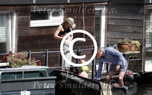 Amsterdam 7 mei 2016 
Barry Atsma en Noortje Herlaar gaan varen samen met Barry zijn kinderen. Ze varen vanaf haar woonboot de amstel op.