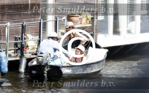 Amsterdam 7 mei 2016 
Barry Atsma en Noortje Herlaar gaan varen samen met Barry zijn kinderen. Ze varen vanaf haar woonboot de amstel op.