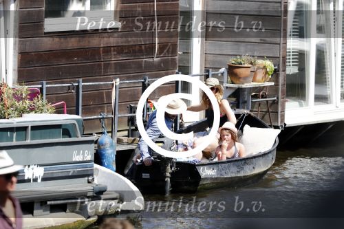 Amsterdam 7 mei 2016 
Barry Atsma en Noortje Herlaar gaan varen samen met Barry zijn kinderen. Ze varen vanaf haar woonboot de amstel op.