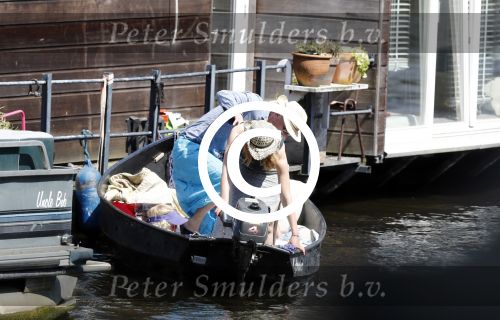 Amsterdam 7 mei 2016 
Barry Atsma en Noortje Herlaar gaan varen samen met Barry zijn kinderen. Ze varen vanaf haar woonboot de amstel op.
