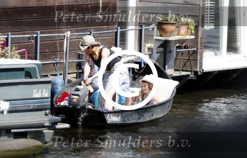 Amsterdam 7 mei 2016 
Barry Atsma en Noortje Herlaar gaan varen samen met Barry zijn kinderen. Ze varen vanaf haar woonboot de amstel op.
