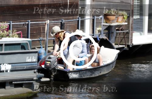 Amsterdam 7 mei 2016 
Barry Atsma en Noortje Herlaar gaan varen samen met Barry zijn kinderen. Ze varen vanaf haar woonboot de amstel op.