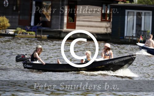 Amsterdam 7 mei 2016 
Barry Atsma en Noortje Herlaar gaan varen samen met Barry zijn kinderen. Ze varen vanaf haar woonboot de amstel op.