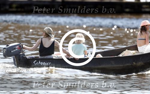 Amsterdam 7 mei 2016 
Barry Atsma en Noortje Herlaar gaan varen samen met Barry zijn kinderen. Ze varen vanaf haar woonboot de amstel op.