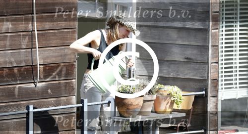 Amsterdam 7 mei 2016 
Noortje Herlaar geeft bloeme water op haar woonboot