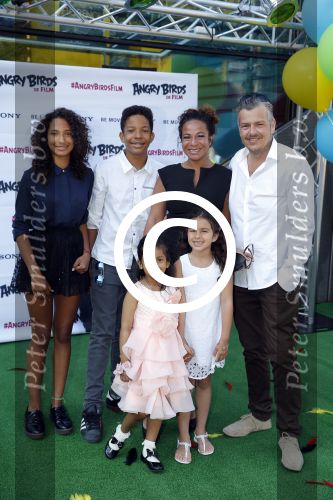 Amsterdam 7 mei 2016
Premiere Angry birds in pathe arena met oa de nederlandse stemmencast , Enzo Knol Ruben Nicolai Murth Mossel Eddy Zoe en Robin Martens. Nurlaila Kareem met man en kinderen