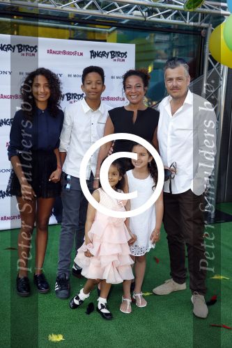 Amsterdam 7 mei 2016
Premiere Angry birds in pathe arena met oa de nederlandse stemmencast , Enzo Knol Ruben Nicolai Murth Mossel Eddy Zoe en Robin Martens. Nurlaila Kareem met man en kinderen