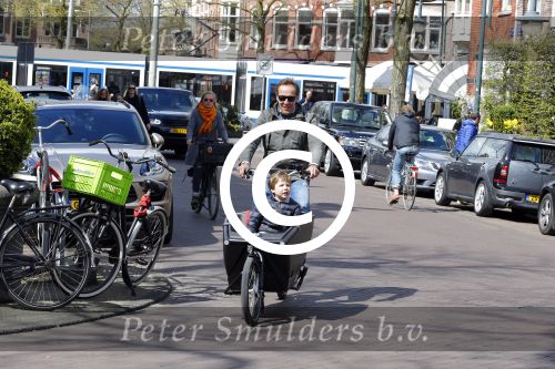 Amsterdam 23 april 2016 
Patrick Huisman met dochter en zoon en bakfiets in Amsterdam zuid.