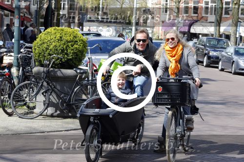 Amsterdam 23 april 2016 
Patrick Huisman met dochter en zoon en bakfiets in Amsterdam zuid.